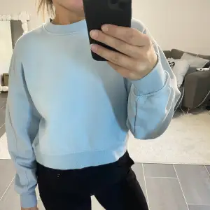 Ljusblå sweatshirt 