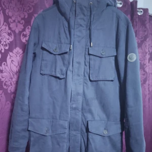 Parkas jacka  - Mycket varmt, fint, rimlig och inget prassel ljud som är på många av jackorna idag.