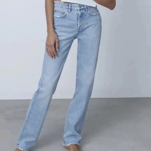 Mid Rise straight - Jean du modellen ”mid Rise straight” från zara. Dessa är i färgen ”ljusblå”. Skriv för fler bilder ❤️