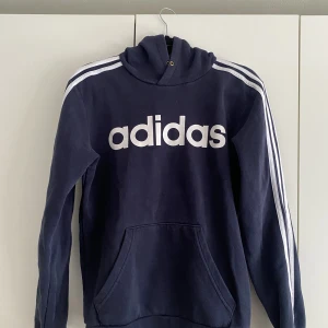 Adidas hoodie - Mörkblå adidas hoodie. Knappt använd. Storlek S