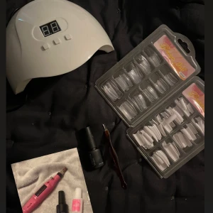 Nagel kit - Nagel fil med medföljande bit. Led lampa, 30,60,90 sec och automatiskt sensor. Nagel lim. Top Coat. Nagelbandsklippare. Genomskinliga och vita tippar 200st.  Obs klippte in bild pga elfilen var hos min pappa, allt är mitt och aldrig använt 