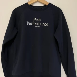 Peak Performance sweatshirt - En jättefin märkeströja som passar bra till allt! Den passar bra till vintern då den håller en varm men också till sena sommarkvällar😊 Marinblå tröja i storlek 160 (barnstorlekar) men passar bra till mig som vanligtvis bär XS/S.