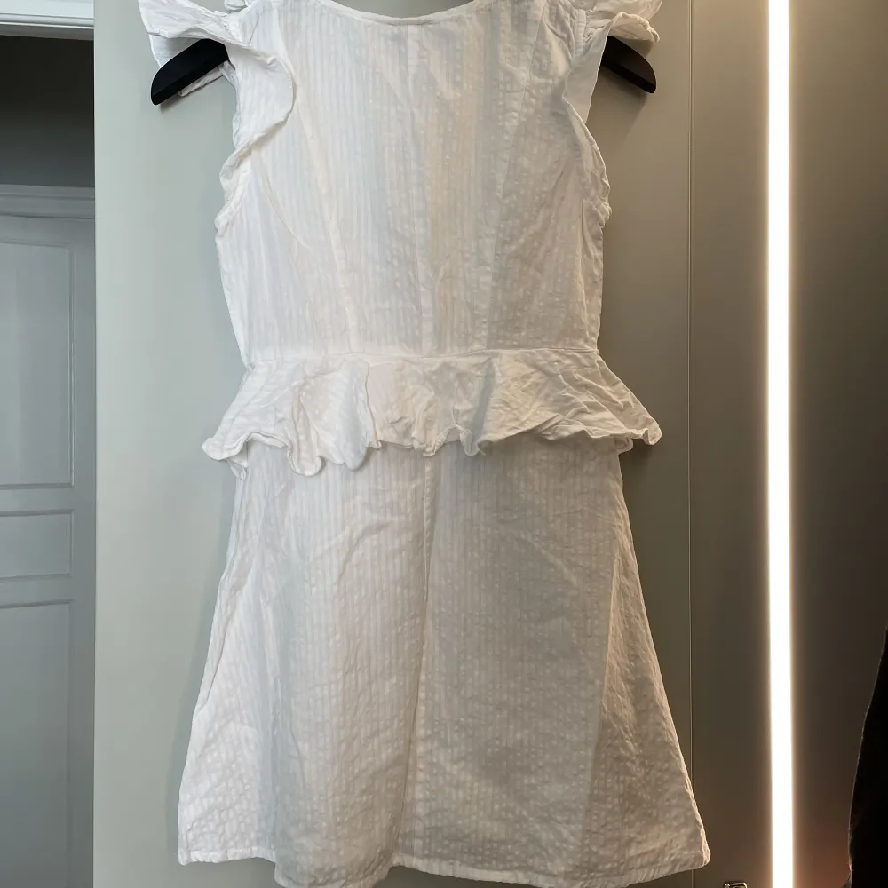 Flounce Dress NA-KD / Debiflue X NA-KD Kommer i fint använt skick. Dock sparsamt använt. Världens finaste klänning dock för liten för mig efter graviditet.  Nypris 500kr. Klänningar.