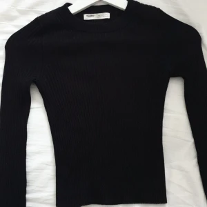 Långärmad topp - En långärmad topp från pull&bear i ribbat material. Knappt använd.