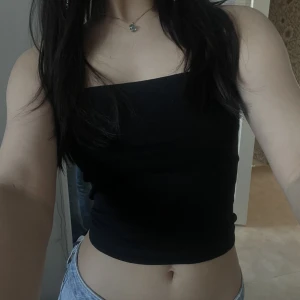 linne - svart croppat linne från gina tricot. knappt använd. dm vid frågor 🤍