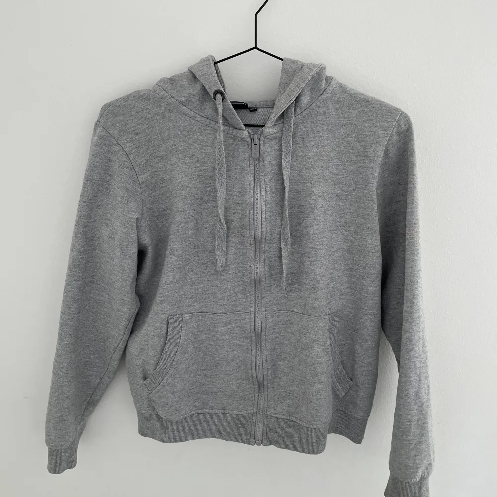 Säljer denna sipp hoodie som inte längre kommer till användning! Är använd väldigt få gånger💗. Hoodies.