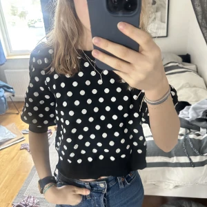 Zaratopp - Fin stickad topp från zara. Säljer då den inte kommer till användning. Skulle säga att den är liten i storleken, jag som vanligtvis har xs/s använder denna som egentligen är en m. 