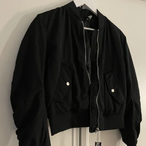 Bomberjacka  - Svart bomberjacka, knappt använd.