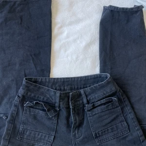 Svarta cargojeans - Jättesnygga svarta cargo jeans, rak passform. Skriv för fler bilder! 