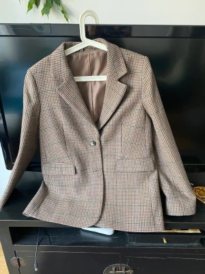 &Other Stories Blazer - i ull. Snygg blazer i houndstooth. Paris Atelier. Rök och djurfri hem. Stl 38. 