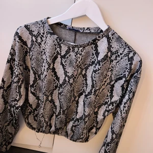 Tröja  - Tröja från Zara. Storlek S. För mer bilder eller information så är det bara att höra av sig 😊