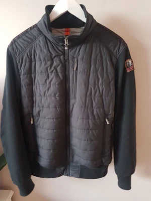 Parajumpers jacka - Säljer nu min pjs då den är för stor, har inte kunnat använda så mycket heller pågrund av att den är för stor. Jätte fint skick.