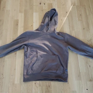 Brun Jack and Jones hoodie - En jack and Jones hoddie har ett liten hål vid fickan men syns inte 