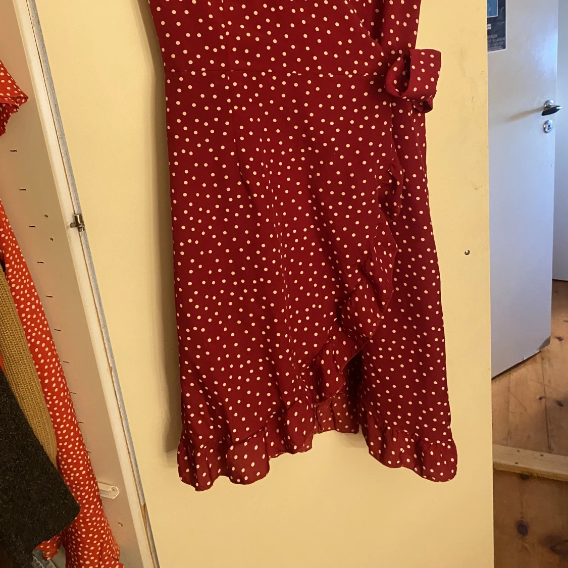 Vitprickig röd klänning