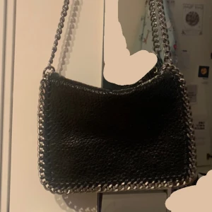 Tiamo väska - Tiamo axelremsväska i mellan storleken, svarta modellen och den är i bra skick. Jag säljer den för 320kr men kan tänka mig att sänka priset vid snabb affär . Jag kan både mötas upp och frakta den :)