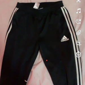 Adidas byxor  - Dom är i storlek S 
