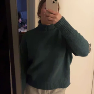 Stickad polotröja  - En grön mysig stickad polotröja, använt sparsamt 💚storlek xs men passar s 
