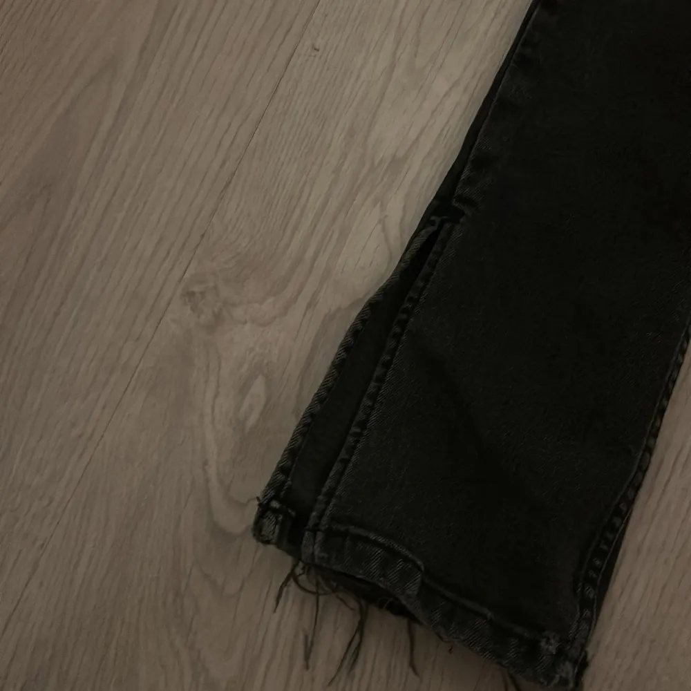 Svart/gråa zara byxor med slit på sidan. Jeans & Byxor.