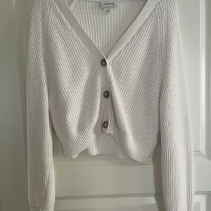 Vit kabelstickad kofta  - Näst intill oanvänd kofta, inga fläckar eller annat💕
