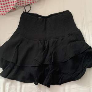 Säljer denna svarta kjol ifrån SHEIN då jag inte får någon användning av den. Endast använd en gång💕💕köparen står för frakten💓💓