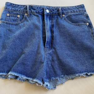 Oanvända jeansshorts från na-kd med lappen kvar. Säljer då de var för stora för mig. 