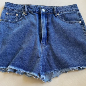 NA-KD shorts - Oanvända jeansshorts från na-kd med lappen kvar. Säljer då de var för stora för mig. 