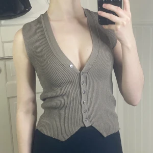 Brun stickad väst - Fin väst från zara i storlek s. Använd men fortfarande i bra skick. Säljer för 100 kr plus frakt. 💖