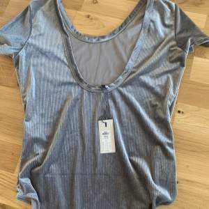 Ny body ifrån vero Moda med prislappar kvar. Den är otroligt fin och bra material, jätte fint med djup rygg. Kostade 329kr ny. 