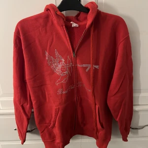 Zipper - Säljer denna jätte fina tröja!Inga defekter och alla kristaller är kvar!Säljer för 200kr+ frakt