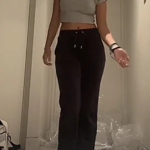 Juicy byxor - Superfina marinblå juicy byxor. Köpta från nk i Göteborg för 1100 förra hösten. Blev tyvärr för liten storlek så blir tvungen att sälja. Skriv vid intresse💕