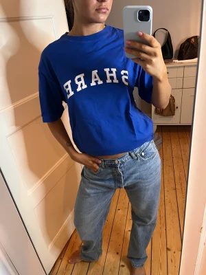 T-shirt Envii - Fin T-shirt från envii i en så fin blå färg! Supermjuk och perfekt modell, säljer då jag har för många T-shirts och den kommer tyvärr inte till användning. Storlek S, nypris 299kr 💘