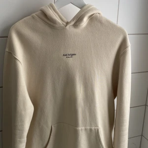Arigato hoodie - Axel Arigato hoodie i bra skick. Storlek L men passar även M