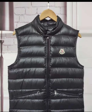 Moncler väst  - Jag säljer min moncler väst i storlek M 