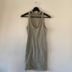 Klänning - Sprucken söm vid kragen. 