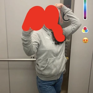 Nike kofta - Mjuk på insidan men ändå tunn. Köpt frpn stadium för 799 skriv för fler bilder samt frågor❤️passar s/xs 