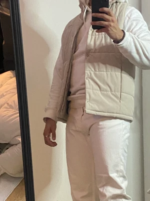 Beige väst PULL & Bear - Oanvänd väst som letar ny ägare! Köp om du är sugen på en tunnare väst till våren!:)