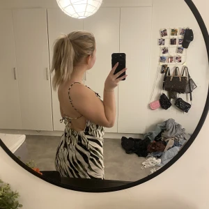 Satinklänning - Snygg satinklänning med öppen rygg i zebramönster. Den är från shein men aldrig använd då den är för liten för mig.