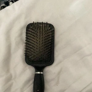 Hårborste - En jätte fin hårborste som knappt e använd😊😊😊👍