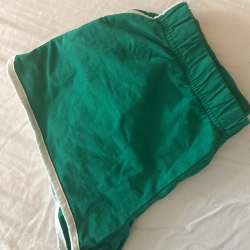 Gröna shorts från H&M säljer bara byxorna från sätet!💞. Shorts.