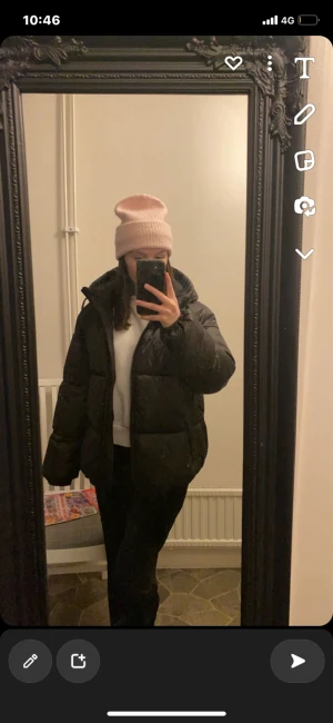 Jacka hm - Svart vinterjacka från hm kanppt använd och är som ny. Säljes för 400+frakt.