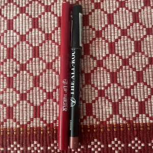 Pennor  - 20kr styck den rova är oanvänd o den lila är bara använd 3 gånger 