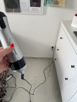 Varmluftsborste  - varmluftsborste samma som upplagt innan men med olika funktioner, då man kan locka, platta och föna den är i princip oanvänd och superbra