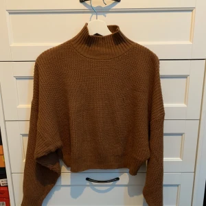 Stickad tröja - Nästan aldrig använd och har är i en varm brun färg💕