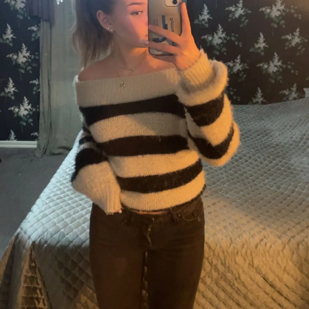 Off shoulder stickad från Gina Tricot, inga större defekter förutom lite slitning i armhålan💕 Skriv om du har funderingar eller prisförslag💗. Stickat.