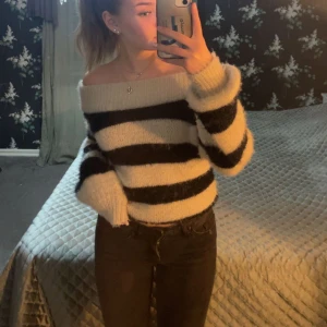 Stickad off shoulder - Off shoulder stickad från Gina Tricot, inga större defekter förutom lite slitning i armhålan💕 Skriv om du har funderingar eller prisförslag💗