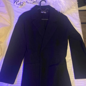 Kappa - Svart kappa, har använt den några gånger och älskar verkligen den. Den har inga skador eller fläckar och tvättas innan❤️