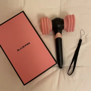 Blackpink lightstick - Säljer denna officiella blackpink lightsticken för jag köpte inför en konsert men hann aldrig använda. Har endast testat den. Det är den senaste versionen, den har bluetooth och är laddbar! Köpte för ca 800kr men säljer för 500kr + frakt!🎀🎀