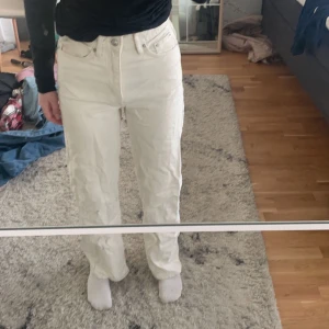 Jeans - Finns jeans i bra skick. Några små fläckar nedtill på byxbenet.