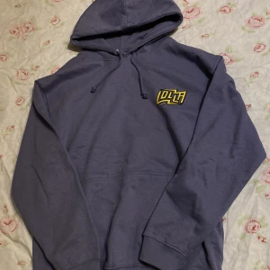 Lila oversized hoodie - Hoodie som jag köpte från lollapalooza med gulligt tryck på baksidan!