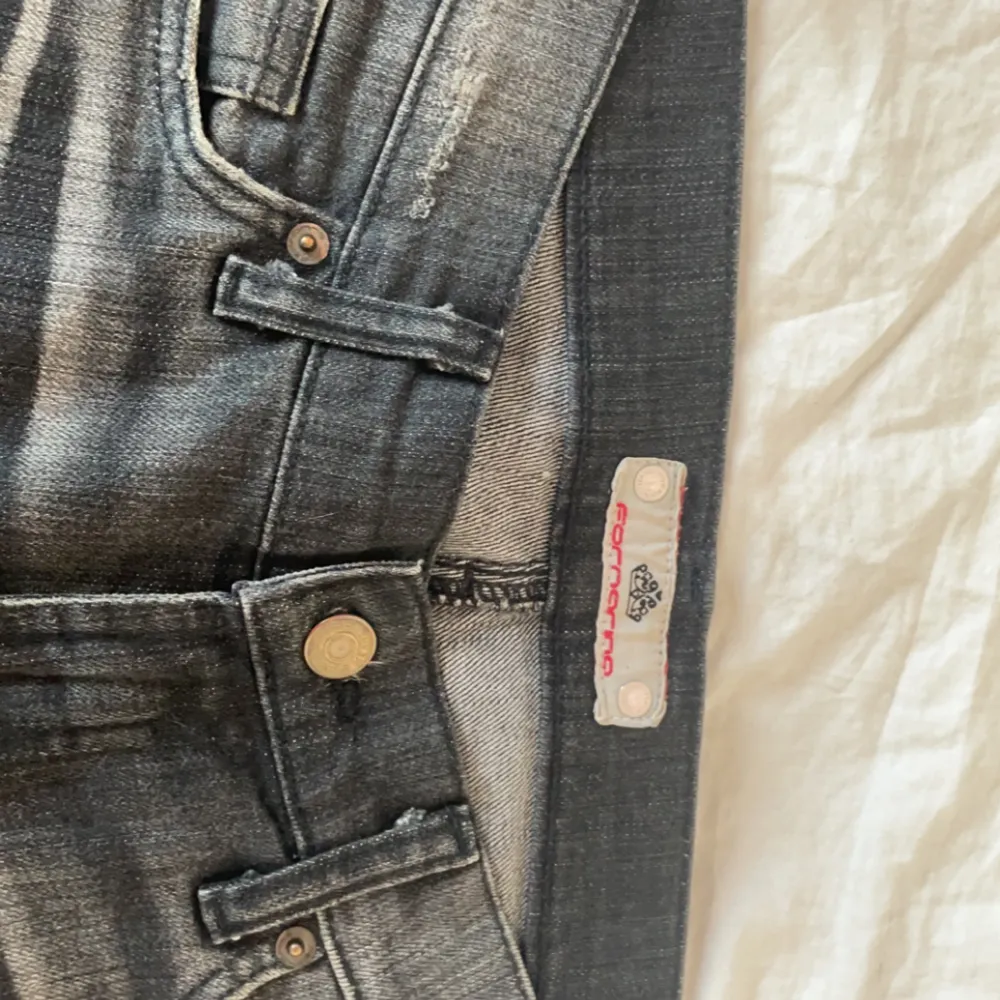 Vintage lågmidjade byxor inte så använda gamla men i bra skick. Svarta med några hål som ska vara där för dekoration.. Jeans & Byxor.